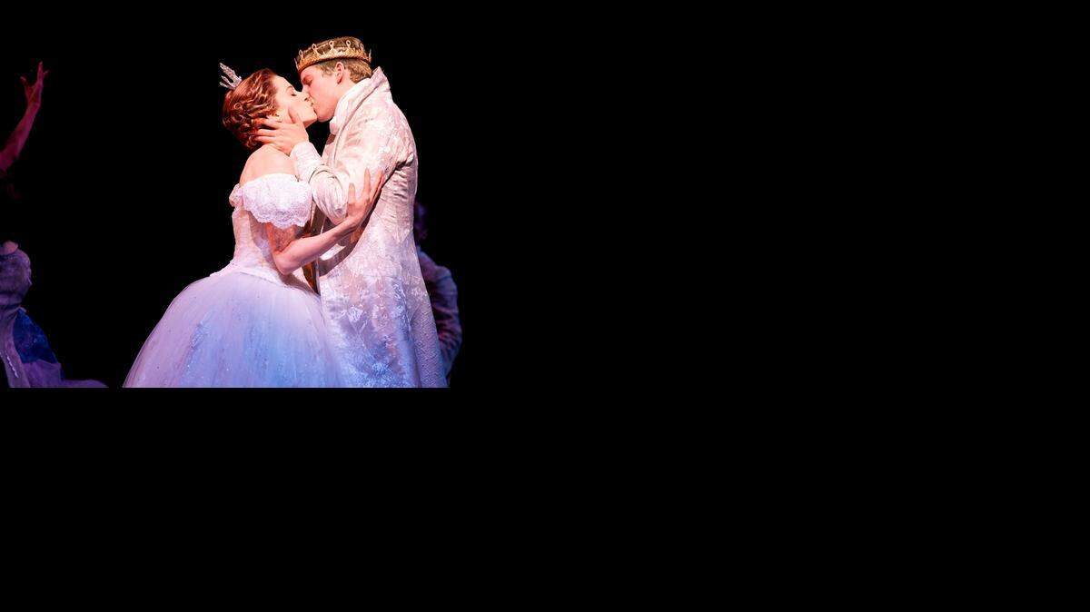 
Paige Faure y Andy Jones en el musical ‘Cinderella’, que se presenta hasta el domingo 2 en el Arsht Center. 
