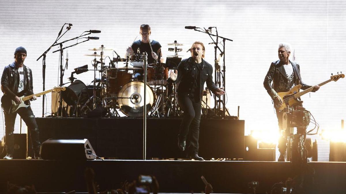 La banda de rock Irlandesa U2 actúa el sábado 14 de octubre de 2017, en el Estadio Nacional, en Santiago de Chile (Chile). El concierto forma parte del The Joshua Tree Tour 2017, con el que conmemoran el 30º aniversario del lanzamiento del emblemático álbum.