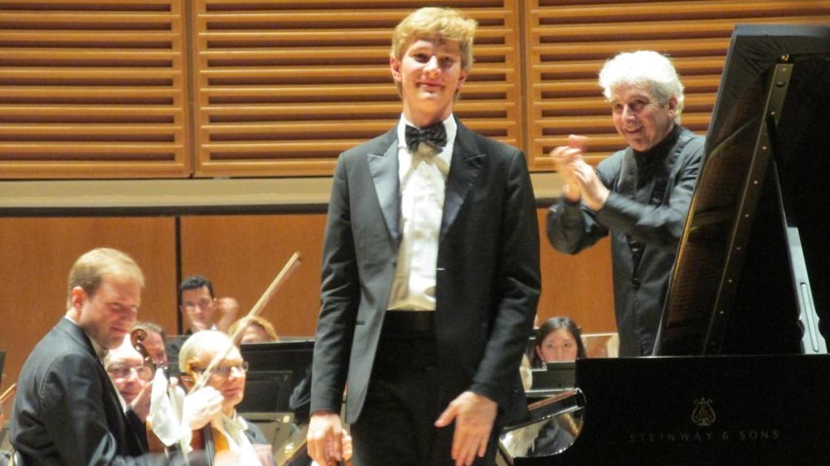 El joven pianista Jan Lisiecki y el director de la Toronto Symphony Orchestra, Peter Oundjian, se ganaron una larga ovación del público.