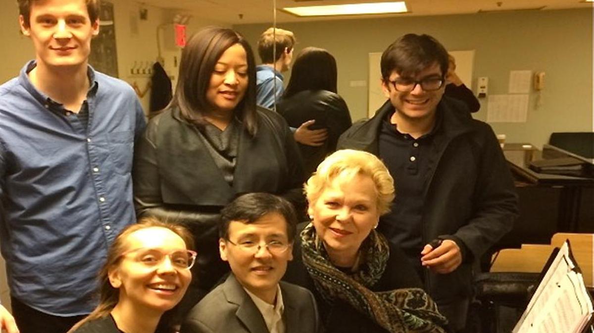 Renata Scotto rodeada de alumnos en el Programa Lindenmann del Metropolitan Opera