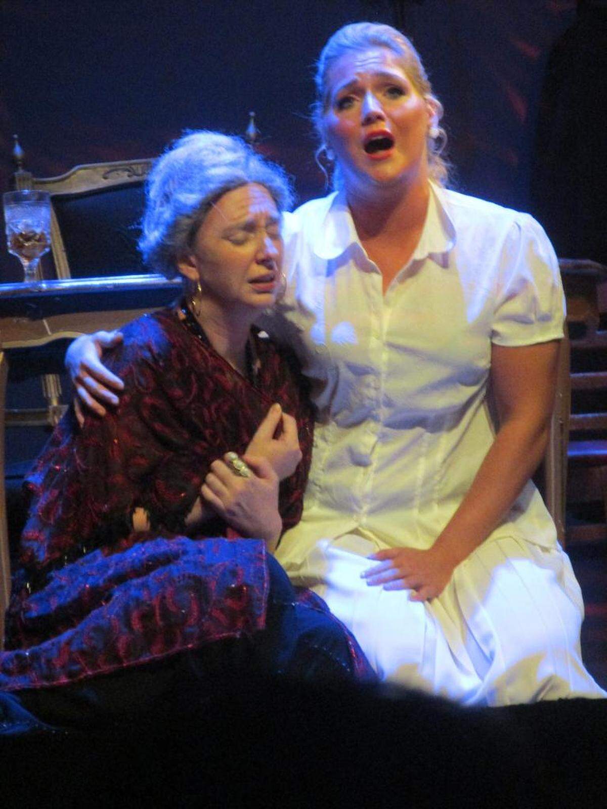 Celena Cos y Grace Canfield en una hermosa escena de 'La Medium', de Menotti en el Miami Music Festival.