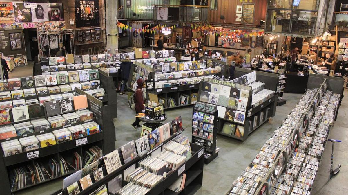 Fotografía del 27 de diciembre de 2016, de una tienda de discos en Nueva York (Estados Unidos). En medio de la pérdida del hábito de comprar CD's y del auge de los servicios de música en "streaming", el vinilo no solo es una de las pocas formas de consumo musical que sobreviven, sino que pasa por uno de sus mejores momentos.