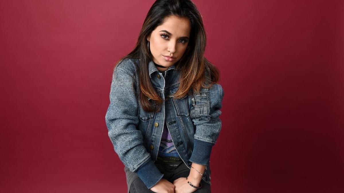 Becky G en foto de archivo. La polémica canción y video ‘Mayores’ se hace popular en las redes sociales.