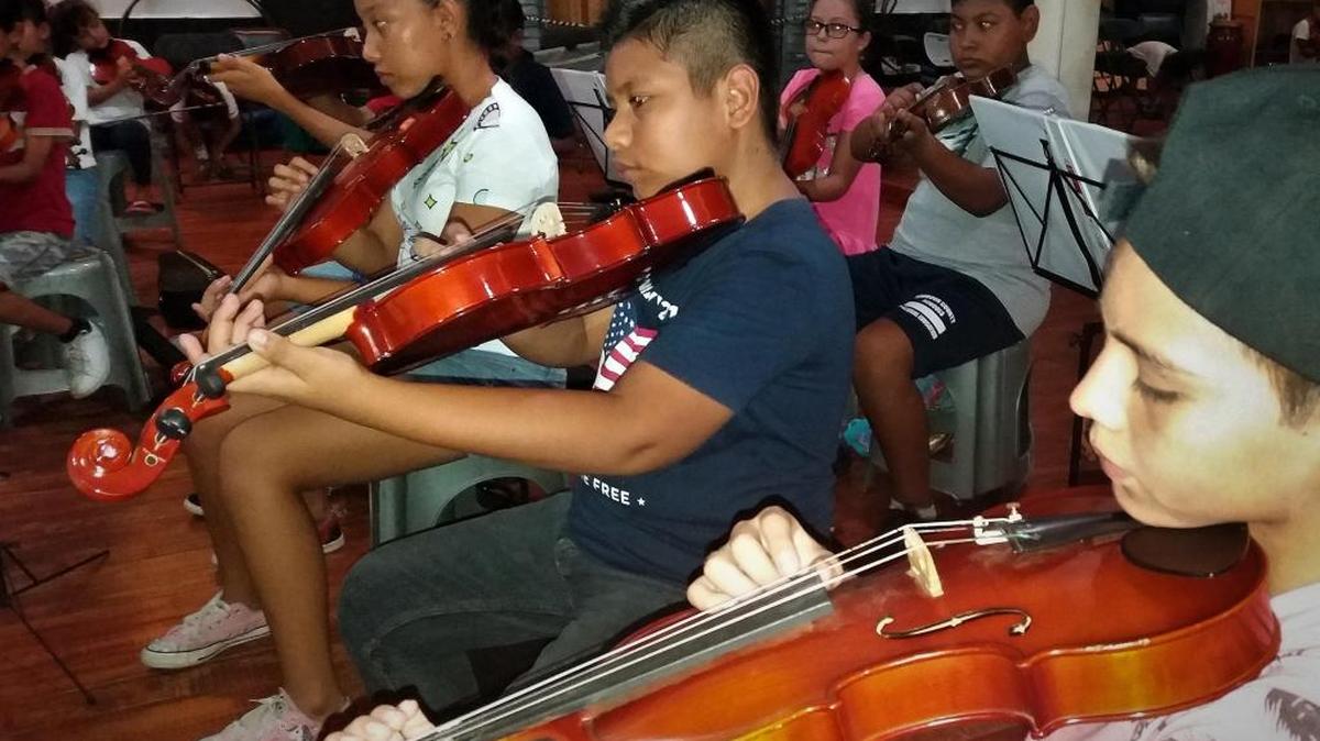 La primera orquesta de cámara infantil y juvenil de Acapulco, para alejar a los jóvenes de la violencia que existe en esta ciudad mexicana.
