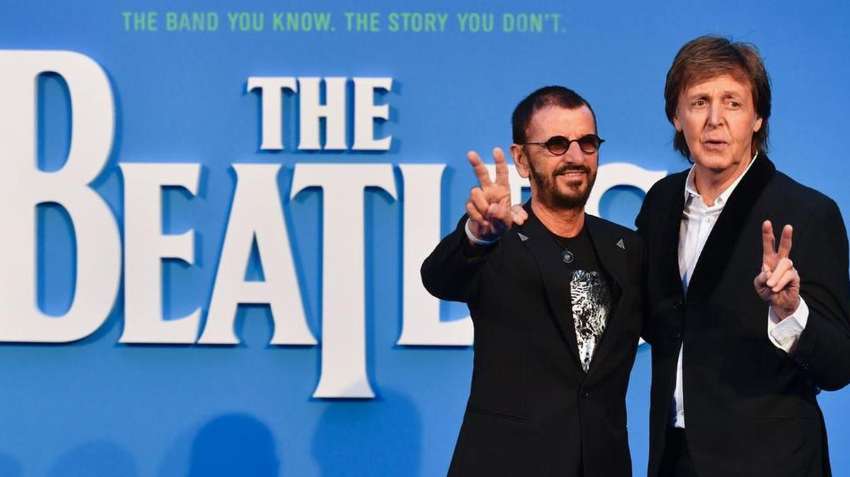 Esta foto de archivo tomada el 15 de septiembre de 2016 muestra el cantante y compositor británico Paul McCartney y el músico Ringo Starrde la legendaria banda de rock The Beatles posando antes de asistir a una proyección especial de la película "The Beatles Eight Days A Week: The Touring Years" en Londres.