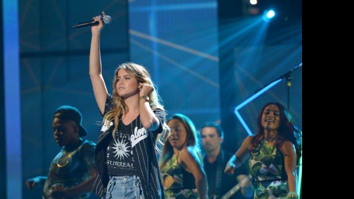 
La artista mexicana Sofía Reyes se prepara para su presentación en los Premios Juventud. 
