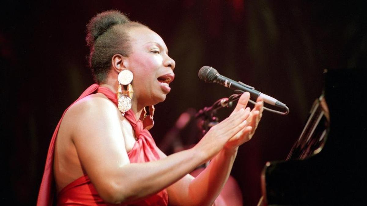 Nina Simone en un concierto en el teatro Olympia de París.