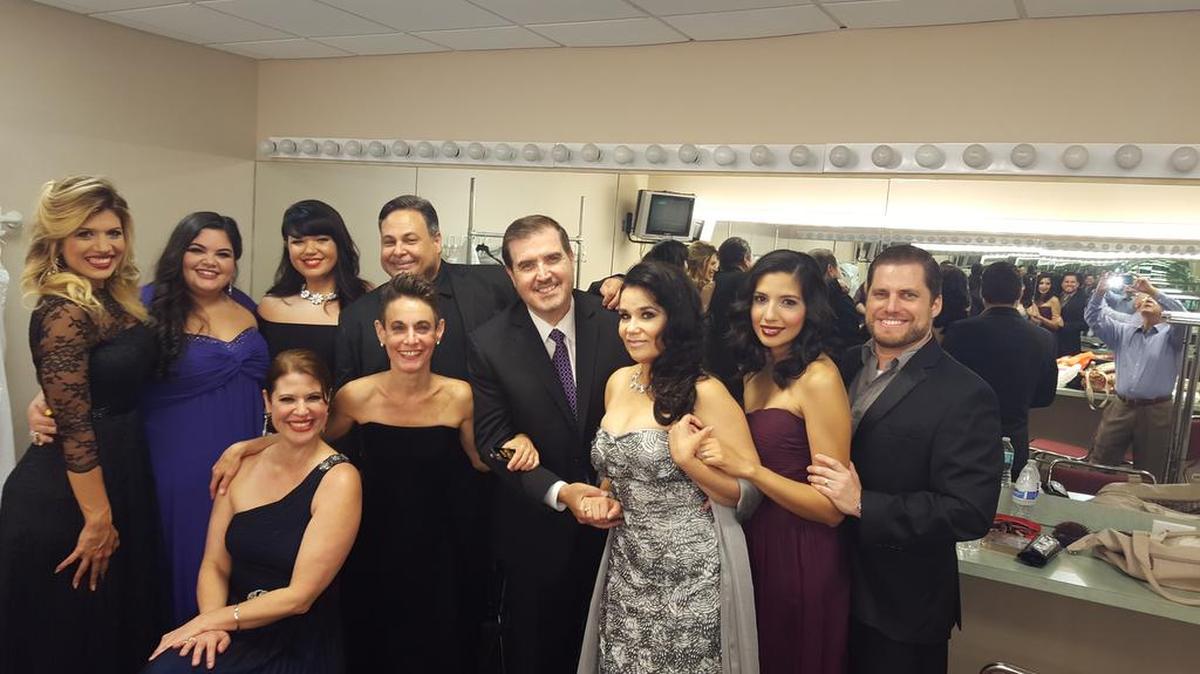 En el camerino del Colony, de izq a der.: Elaine Álvarez, Betsy Díaz, Nathalie Ávila, Armando Naranjo, Manny Pérez, Eglise Gutiérrez, la pareja de María Antúnez y Martín Nusspaumer; delante: Mabel Ledo y la pianista Caren Levine.