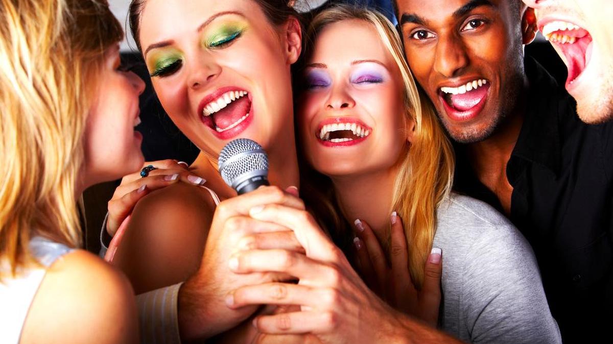 
Un grupo de amigos canta en una fiesta de Karaoke.
