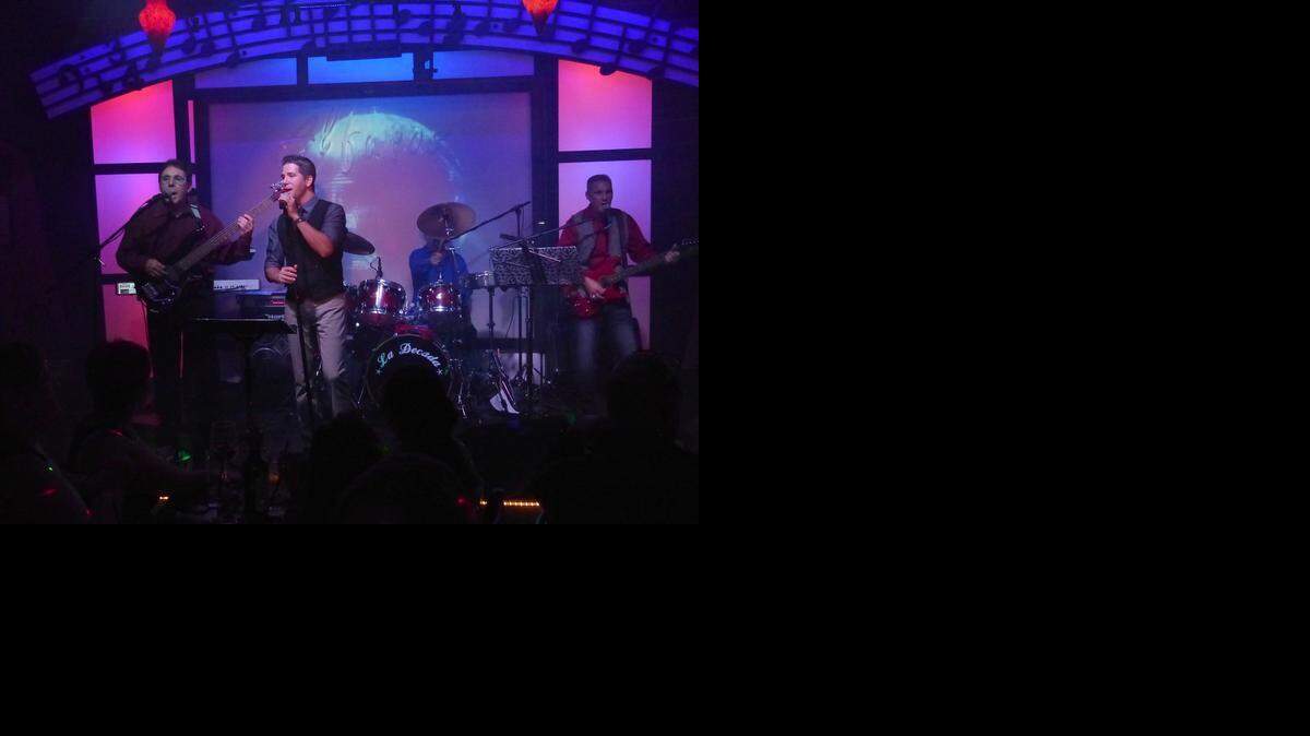 
El grupo La Década se presenta el primer fin de semana de cada mes en el club Alfaro's de la Calle Ocho y a mediados de mes en Caribbean Club.
