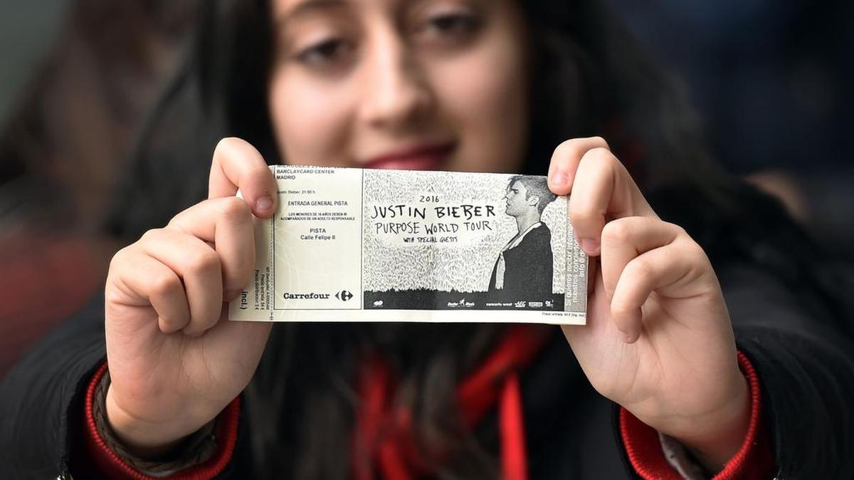Los “Beliebers”, como se conoce a los admiradores del cantante, acampan, algunos desde hace más de un mes, frente a la entrada del Barclaycard Center en Madrid.