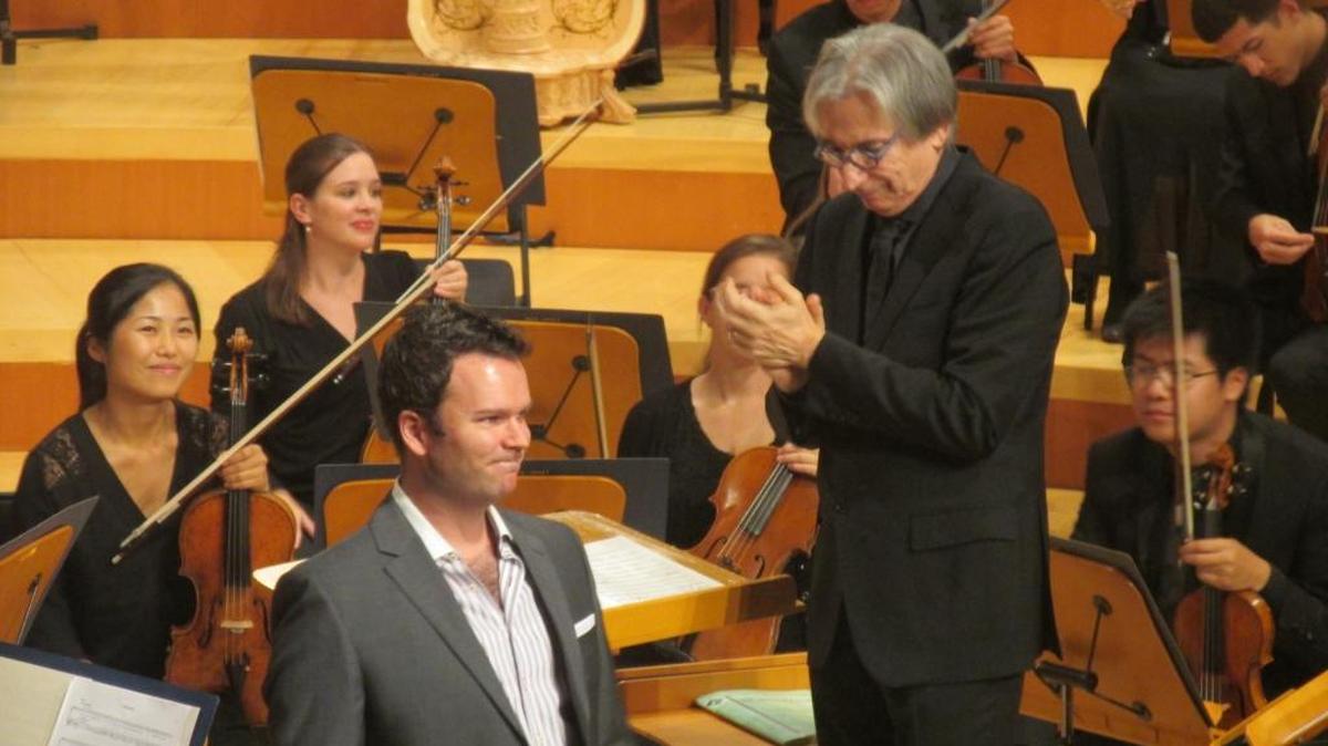 El barítono Joshua Hopkins recibe los aplausos del público y del director Michael Tilson Thomas (der.), después de su actuación en ‘Escenas del Fausto de Goethe’, de Schumann.