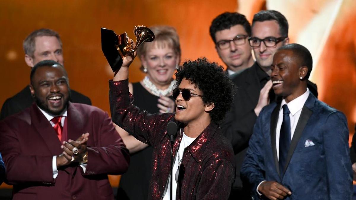 El cantante Bruno Mars (centro) habla en los premios Grammy luego de recibir el galardón Álbum del Año por su trabajo “24K Magic”, el 28 de enero de 2018 en Nueva York.