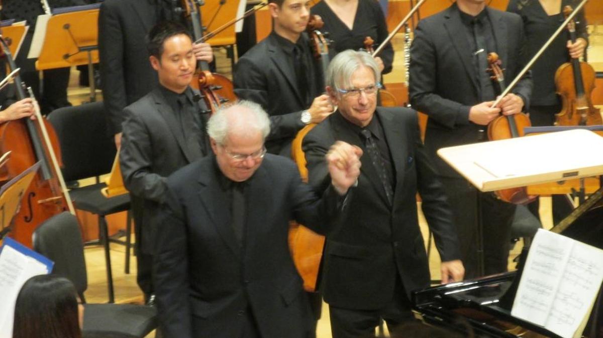 Emanuel Ax y Michael Tilson Thomas reciben la larga ovación de pie del público en la función del domingo.