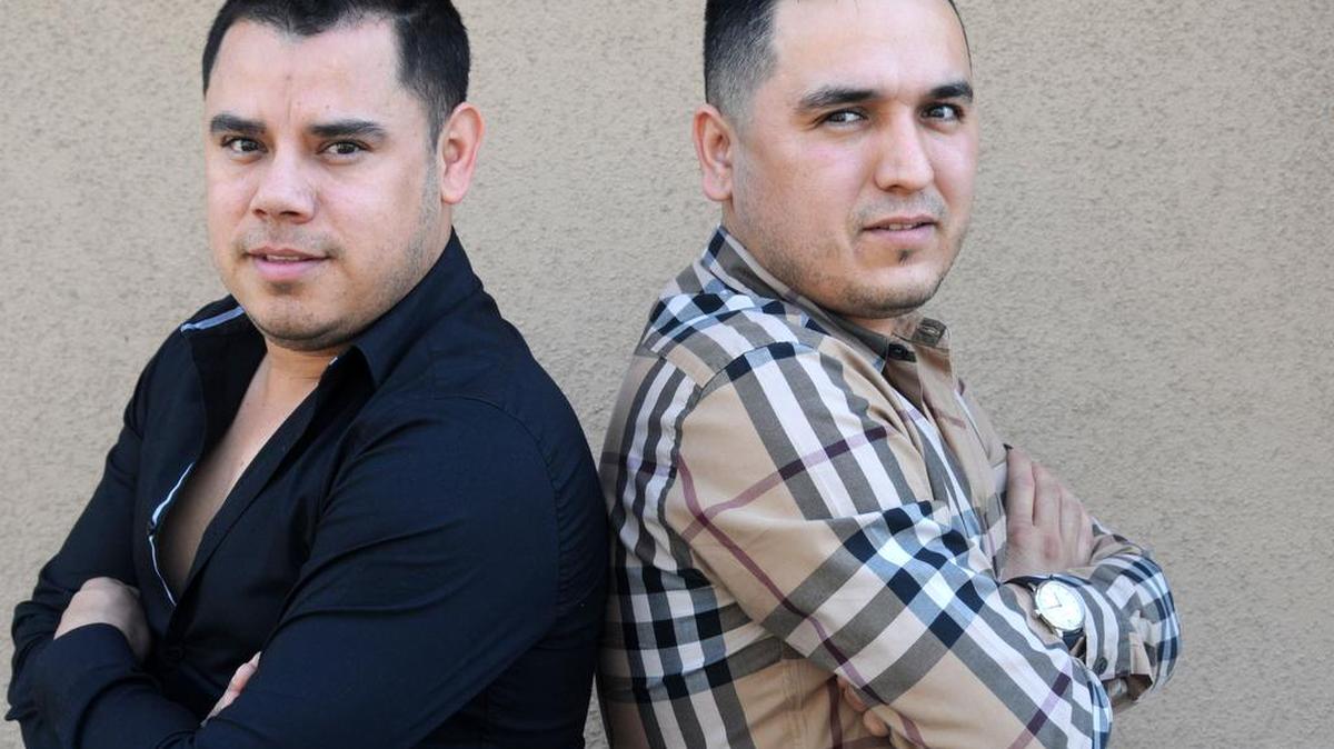 Fotografía del 9 de junio 2017 de los primos Gabriel (i) y Martiniano Berrelleza (d), integrantes de Los Cuates de Sinaloa, posando durante una entrevista con Efe en Phoenix, Arizona (EEUU).