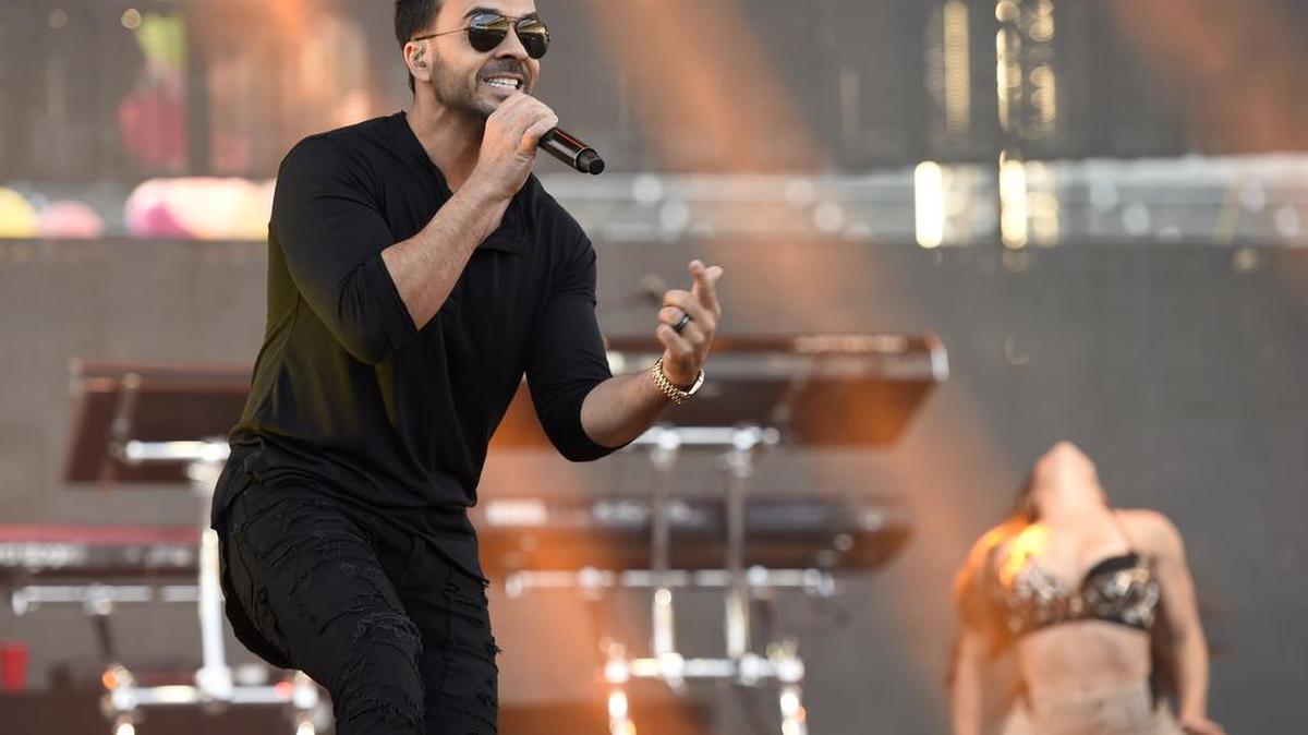 Luis Fonsi da un concierto en Carson, California, el 13 de mayo de 2017.