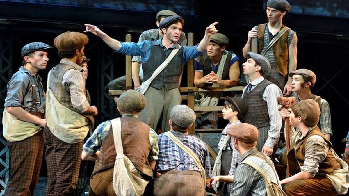 
Dan Deluca (centro) con el resto del elenco de ‘Newsies’, de Alan Menken y Jack Feldman.
