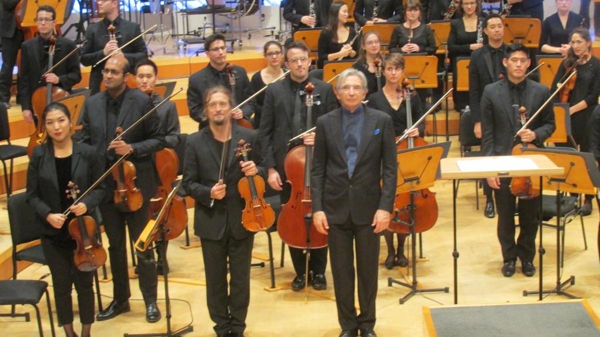 Christian Tetzlaff y Michael Tilson Thomas reciben los aplausos por su interpretación el domingo en el New Center de la Playa.