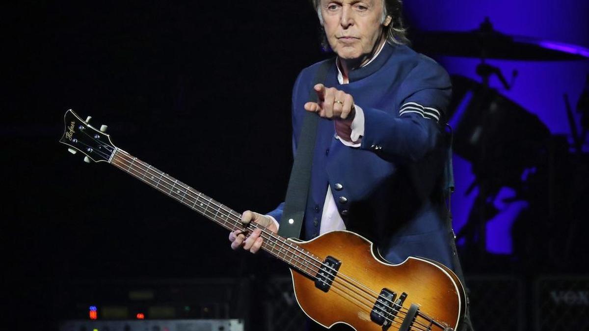El legendario músico británico Paul McCartney se presentó el viernes en Miami con un espectáculo lleno de rock y nostalgia.