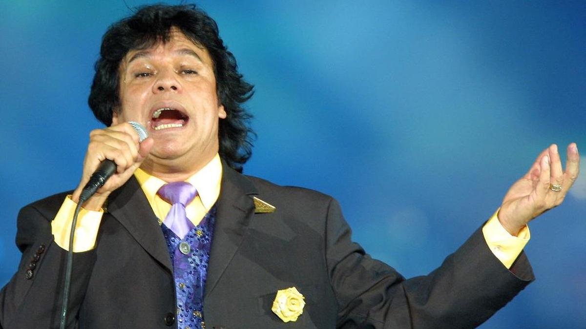 El cantante mexicano Juan Gabriel al cierre del Teletón 2003, en el Estadio Azteca de la capital mexicana.
