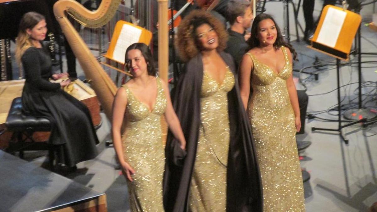 Measha Brueggergosman al centro, acompañada por las vocalistas Mary Birnbaum y Mikaela Bennet recibieron una larga ovación.