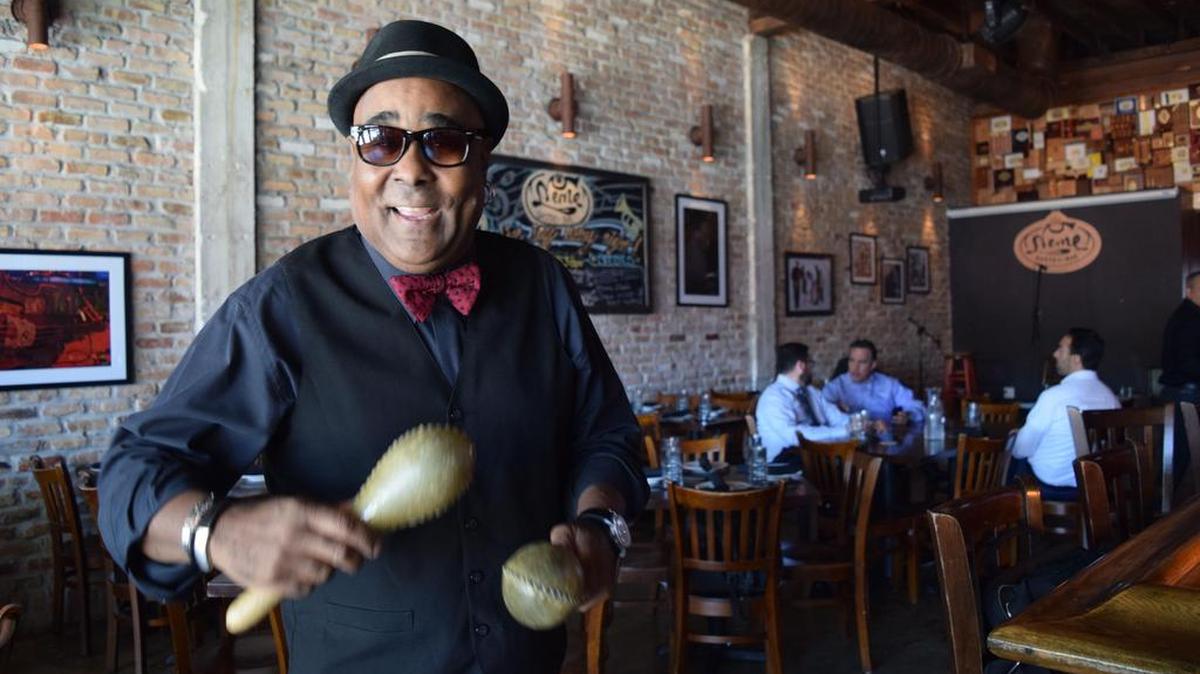Fotografía del 6 de mayo de 2017 del sonero cubano Luis Bofill posando en Neme Gastro Bar de Miami (Florida).