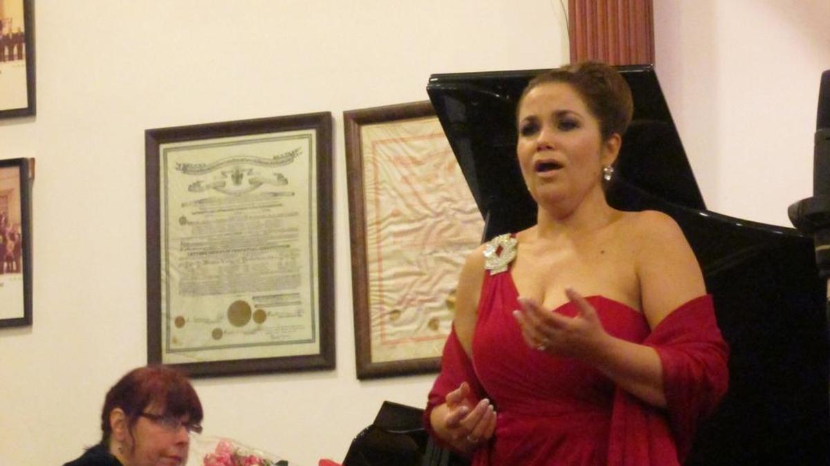 La soprano Eglise Gutiérrez obtuvo una ovación de pie en su concierto del sábado en la Logia del Rito Escocés de Miami; en el piano Elaine Rinaldi.