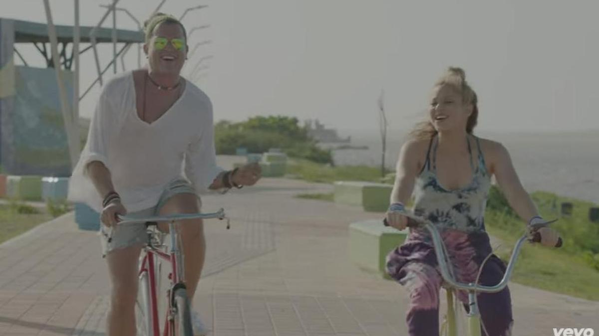 Carlos Vives y Shakira en una escena del video “La Bicicleta”.