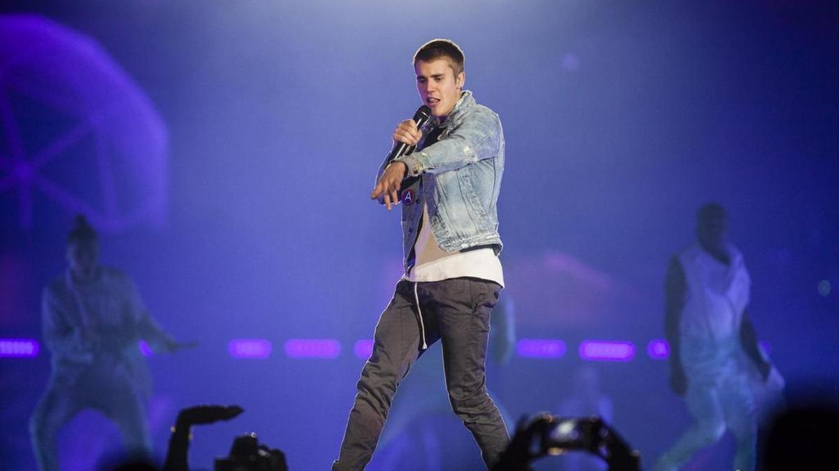 Fotografía del 15 de febrero de 2017, cedida el jueves 16 de febrero de 2017, por la promotora Zignia Live, que muestra al cantante canadiense Justin Bieber (c), durante su concierto ante más de 50 mil personas, en la Arena Monterrey, del estado de Nuevo León (México).