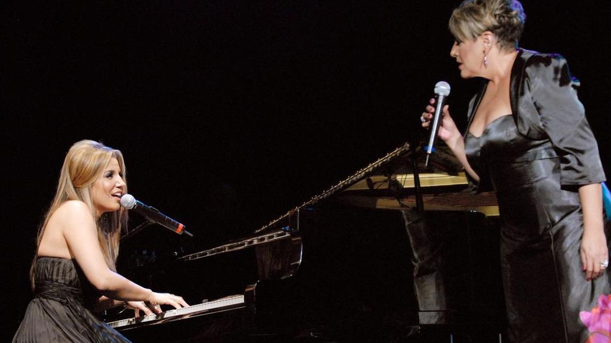 Malena Burke (der.) canta junto a su hija Lena.