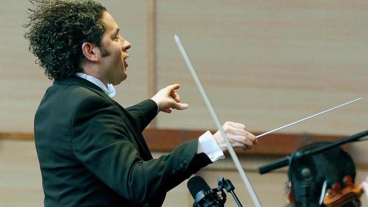 La batuta de Gustavo Dudamel, que debutó en la Ópera de París, consiguió elevarse muy por encima de la gélida acogida que el público y la crítica han dispensado a la versión galáctica de ‘La Bohème’.