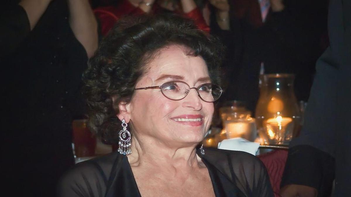 
Cumplir 86 años no ha sido un impedimento para que la cubana Raida Pita cumpla el sueño de su vida: sacar un disco con composiciones que ha escrito durante más de cuatro décadas y que hoy es una realidad bajo el nombre "De lejos". "Yo soy una soñadora, la edad no me ha impedido seguir escribiendo ni cumplir mi deseo de que mis canciones por fin sean escuchadas por más personas", dijo Pita a Efe en Miami. El proyecto comenzó hace un par de años, cuando Pita trasladó durante una cena familiar su deseo de reunir algunos de los temas que había compuesto durante décadas en un disco. "Desde que era jovencita, en Cuba, me gustaba escribir canciones. Estudié algo de música pero no formalmente; pero la amaba y me sentaba al piano y muy rudimentariamente ponía melodías a esas letras mías", dijo Pita, quien reside en Tampa (Florida) desde que llegó a Estados Unidos en los años setenta.
