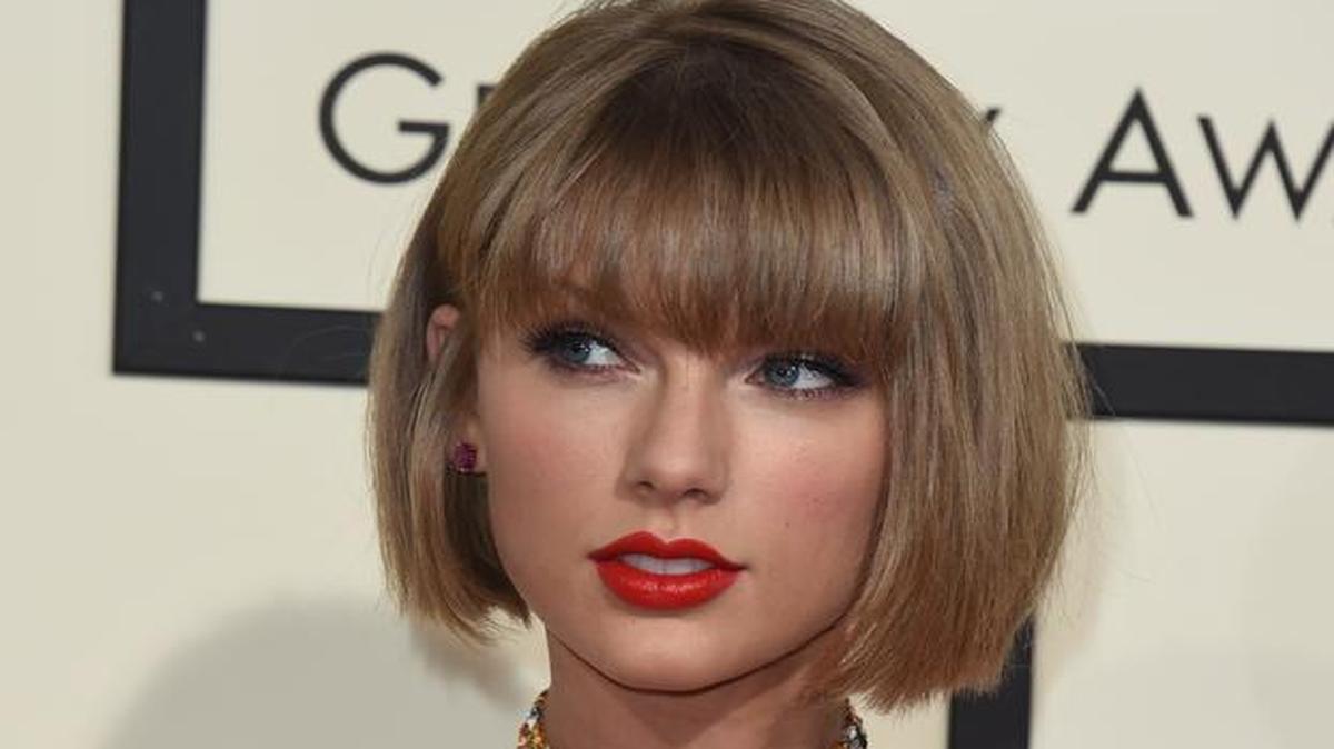 Taylor Swift llega a la alfombra roja de la edición 58 de los premios Grammy en Los Angeles.