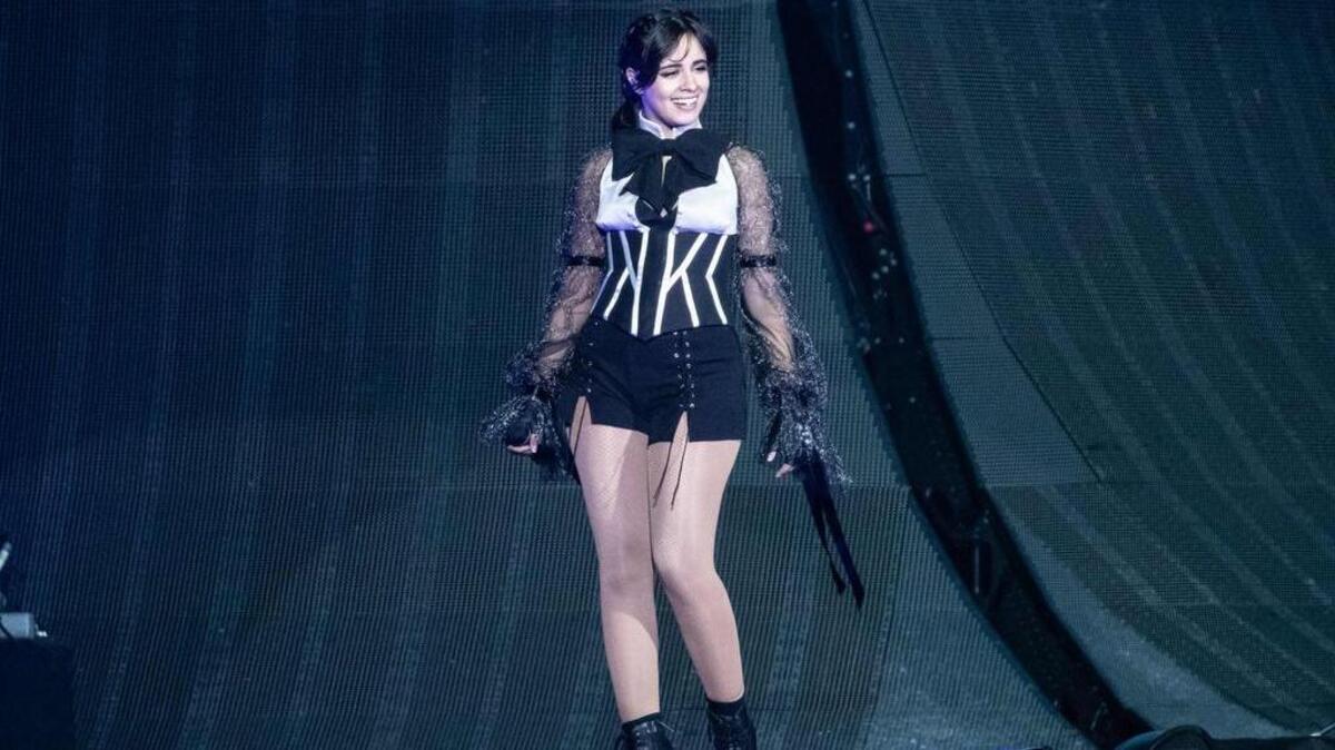 Camila Cabello se presenta en el escenario durante la gira de Taylor Swifts en el NRG Stadium el 29 de septiembre de 2018 en Houston, Texas.