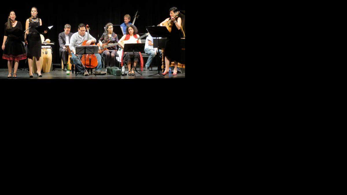 
De izq. a der.: Camila Parias, Erika Vogel, Renato Malavasi, Erick Smith, Esther Rojas, Brad Bennight, Naama Lion, Salomé Sandoval y Laury Gutiérrez, de Rumbarroco.
