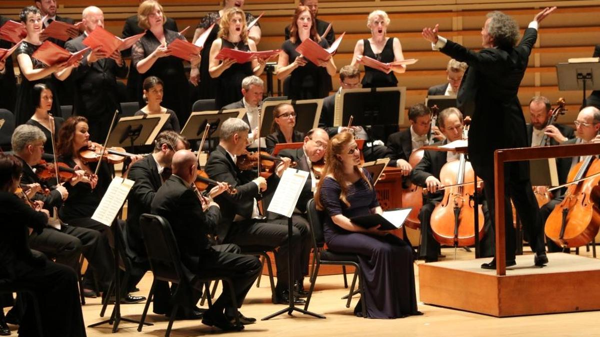 La Cleveland Orchestra y la coral Seraphic Fire en el Knight Concert Hall del Arsht Center.