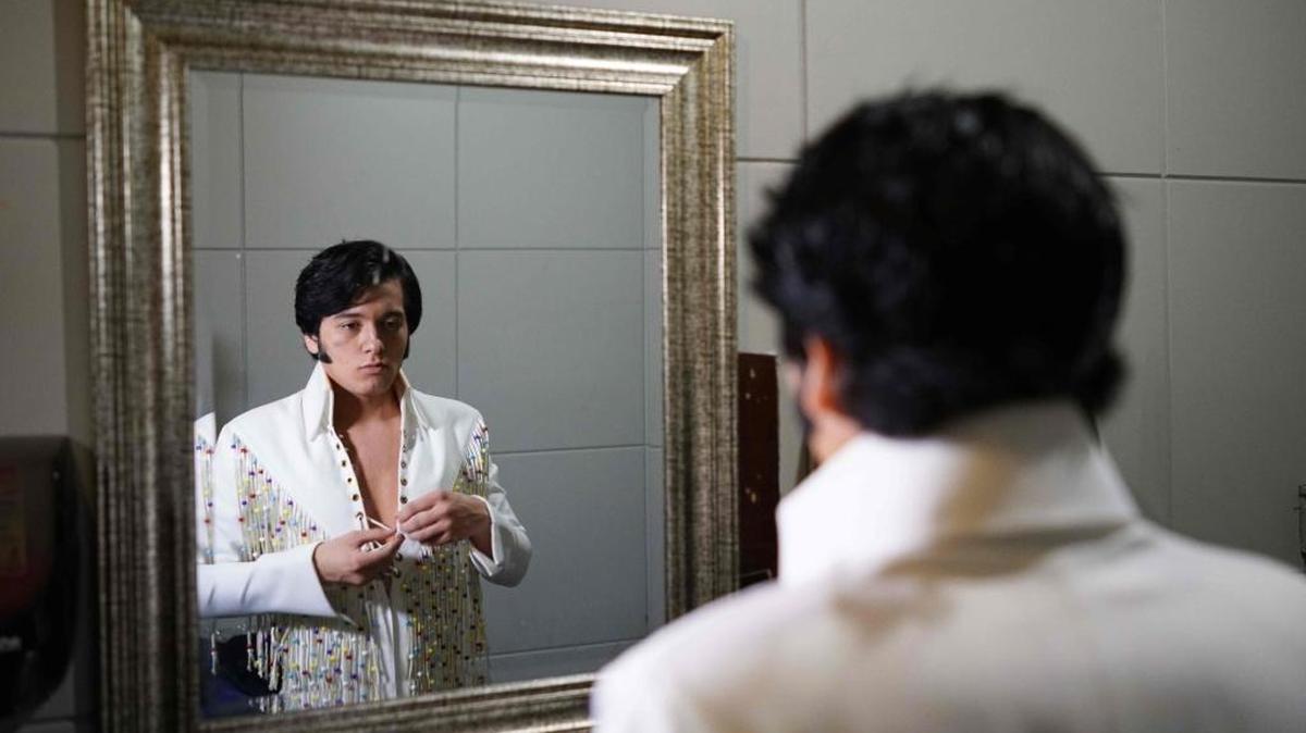 Matthew Boyce antes de participar en el concurso Images of the King’, un tributo a Elvis, en Memphis, Tennessee.