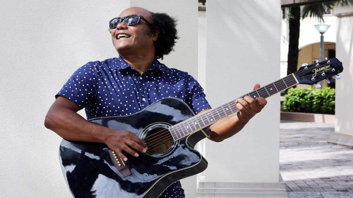 
‘Tratándose de mi primer trabajo en solitario ha sido necesario mostrar todas las tendencias que creo que alimentan mi concepto de la canción y de la música’, dice Vanito Brown de su disco ‘Norte Sur Este y Aquel’.
