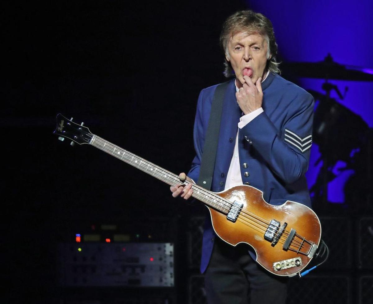 El legendario músico británico Paul McCartney se presentó el viernes en Miami con un espectáculo lleno de rock y nostalgia.