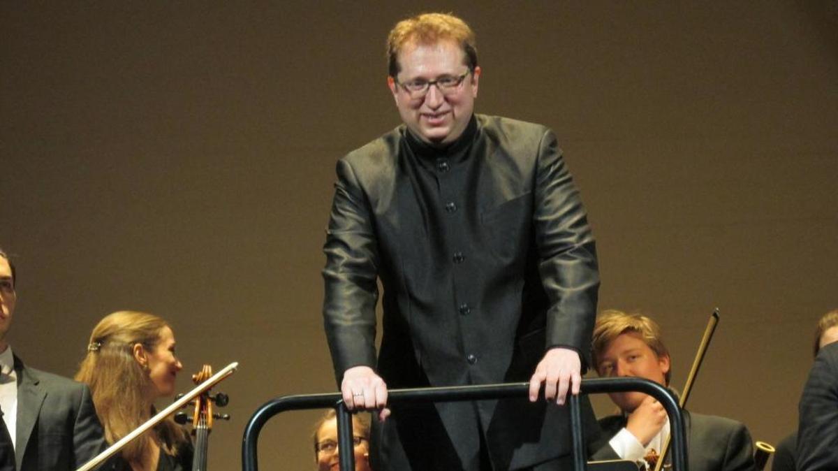 El director de orquesta Yuriy Bekker agradece la ovación por su entrega de la ‘Sexta’ de Mahler.