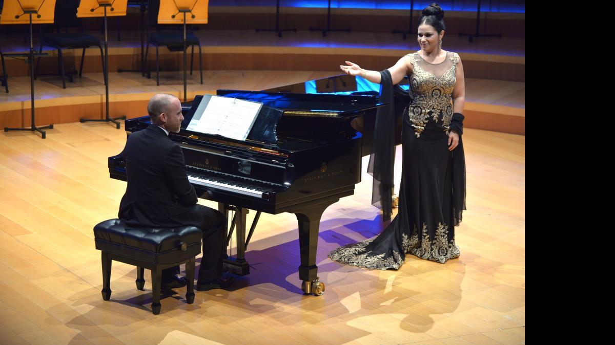 
Roberto Berrocal y Eglise Gutiérrez en el cierre de temporadas de los conciertos de la serie St. Hugh-Steinway en New World Center, Miami Beach.
