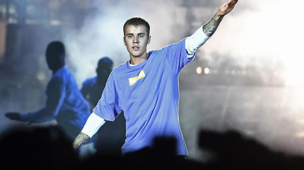 Esta foto del archivo tomada el 20 de septiembre de 2016 muestra al cantante canadiense Justin Bieber actuando en el escenario en el AccorHotels Arena en París.