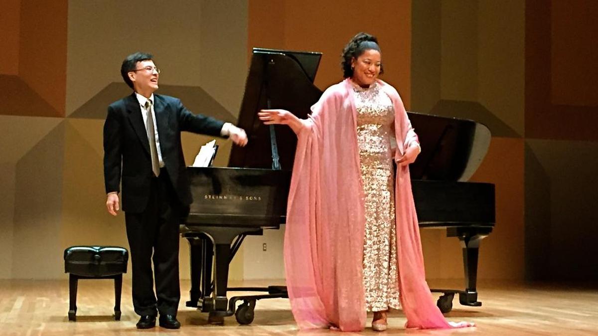 Michelle Bradley (d) debutó en Miami. En la foto junto al pianista Ken Noda.