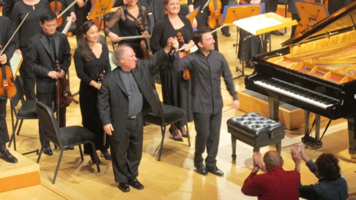 Jeffrey Kahane y James Gaffigan reciben la ovación del público.