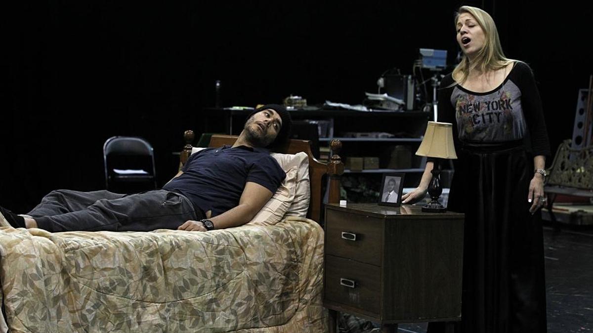 Elizabeth Caballero, como la madre, y Elliot Madore, como Reinaldo, en ‘Antes que anochezca’.