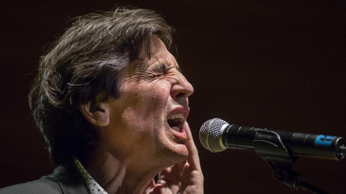 Fotografía de archivo del día 19 de marzo de 2016 del cantante Manolo Tena durante su último concierto, en el Auditorio Alfredo Kraus de Las Palmas de Gran Canaria.