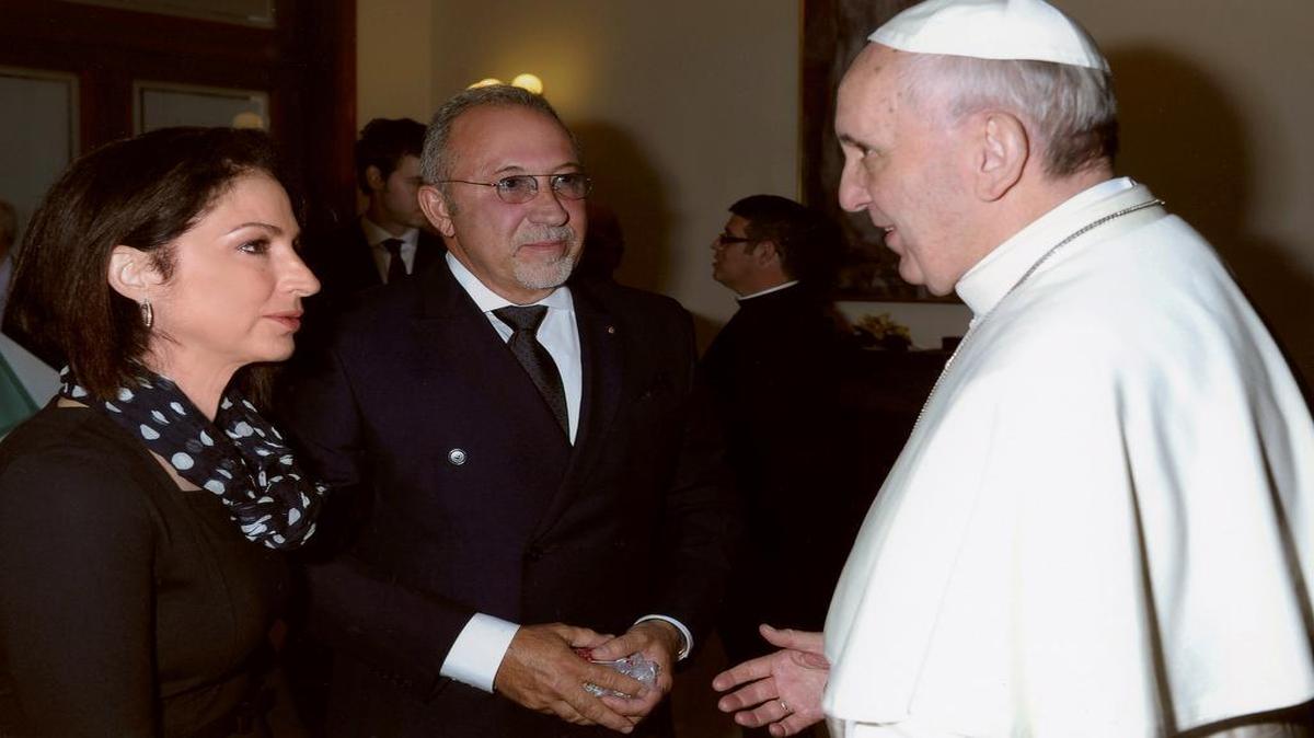 
La cantante Gloria Estefan, su esposo Emilio y el Papa Francisco durante un encuentro que sostuvieron en El Vaticano en el 2013. 
