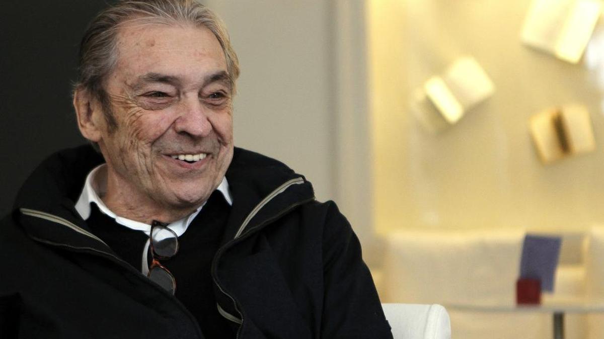 El cantautor argentino Alberto Cortez durante la entrevista concedida a Efe en la que segura que seguirá cantando mientras tenga sangre en las venas. Cortez estará en el Teatro Nuevo Apolo de Madrid el próximo miércoles 27 con un recital que forma parte de su gira "El regreso".