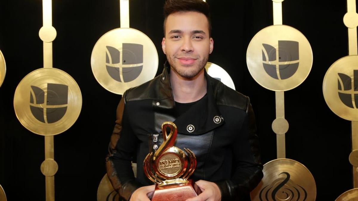 Prince Royce sostiene su premio como Mejor artista tropical en Premio Lo Nuestro el 23 de febrero, en Miami.
