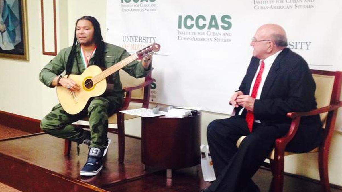 
Amaury Gutiérrez y Eloy Cepero en ‘Grandes leyendas musicales’..., en el ICCAS.
